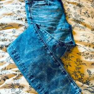 Men’s 28/30 American eagle jeans.